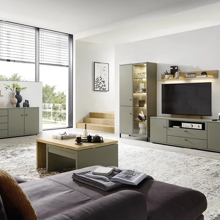 Helles Wohnzimmer mit TV-Möbeln, Couchtisch und Vitrine in graugrün und Holz